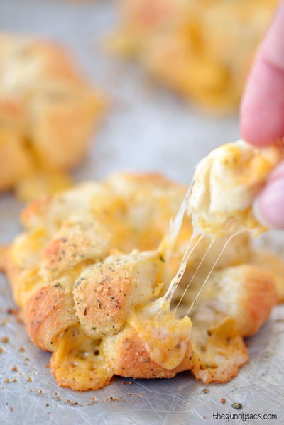 Mini Cheesy Garlic Monkey Bread Mini Cheesy Garlic Monkey Bread