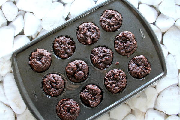 Mini Paleo Chocolate Chip Brownie Cupcakes Mini Paleo Chocolate Chip Brownie Cupcakes