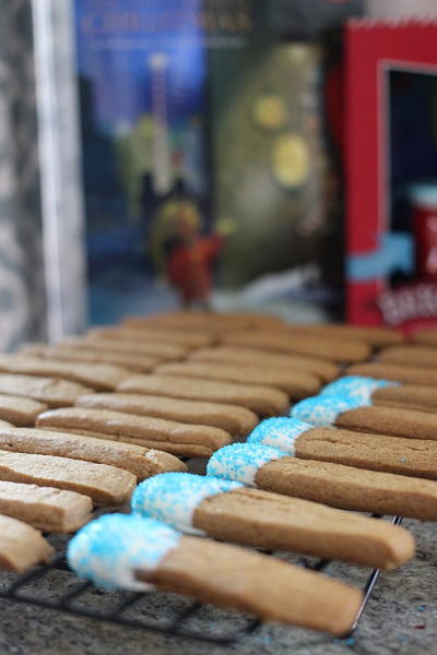 Vanilla Dipped Gingerbread Cookies Vanilla Dipped Gingerbread Cookies