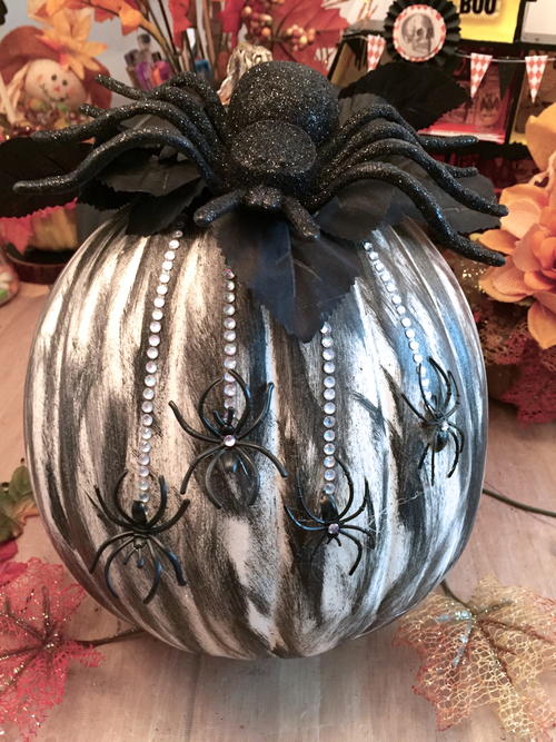 DIY Half Pumpkin Halloween Door Hanger DIY Half Pumpkin Halloween Door Hanger