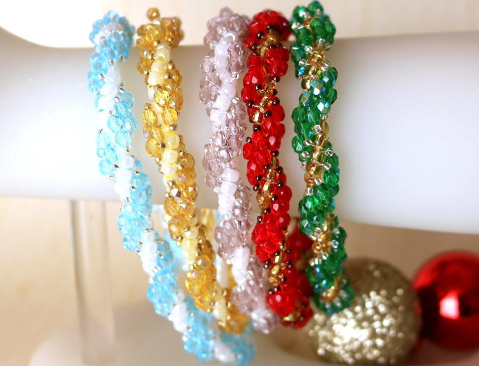Colorful Christmas Beaded Bracelet AllFreeJewelryMaking colorful-christmas-beaded-bracelet-allfreejewelrymaking