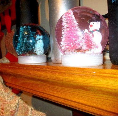 Super Fast DIY Christmas Snow Globes Super Fast DIY Christmas Snow Globes