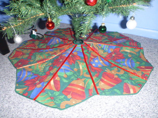 Picture Tutorial DIY Repurposed Christmas Tree Skirt Picture Tutorial: DIY Repurposed Christmas Tree Skirt