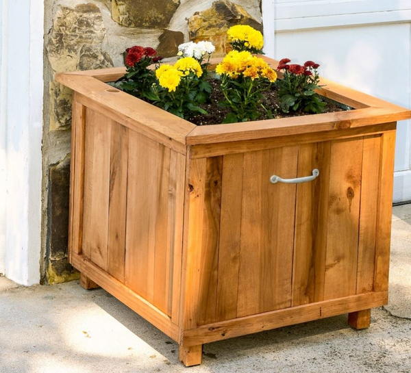 Beautiful Pallet DIY Hose Holder and Planter Beautiful Pallet DIY Hose Holder and Planter