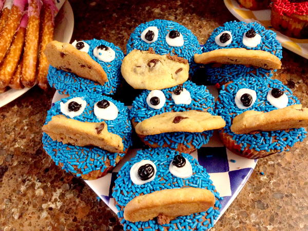 How to Make Elmo and Cookie Monster Cupcakes How to Make Elmo and Cookie Monster Cupcakes