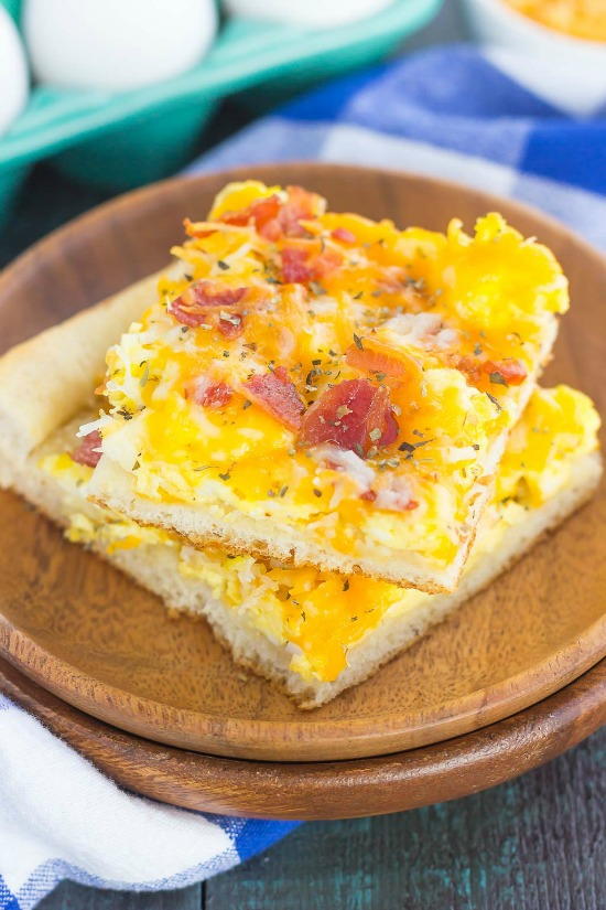 Bacon and Egg Breakfast Pizza | FaveSouthernRecipes.com
