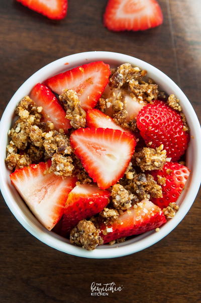 Strawberries with Coconut Cashew Crumble Strawberries with Coconut Cashew Crumble