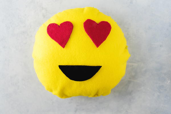 Decorative DIY Emoji Pillow Decorative DIY Emoji Pillow