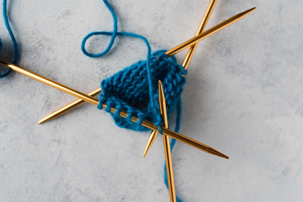 How to Knit with DPNs (Aiguilles à double pointe