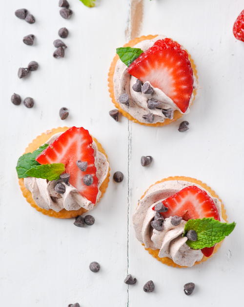 5-Ingredient Strawberry Chocolate Mousse Crackers 5-Ingredient Strawberry Chocolate Mousse Crackers