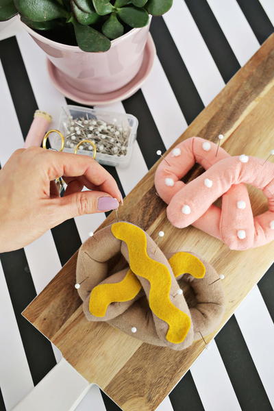 Soft Pretzel DIY Pincushion Soft Pretzel DIY Pincushion
