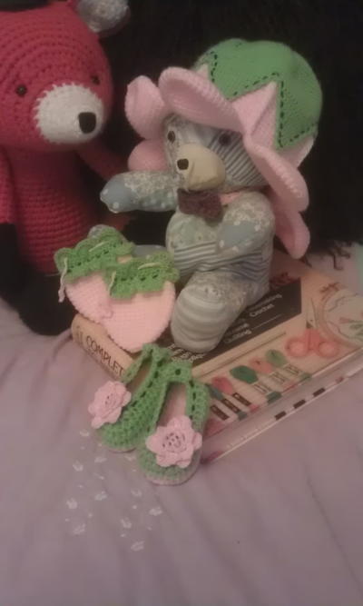 Flower-top Hat Booties and Scratch Mittens Flower-top Hat, Booties and Scratch Mittens