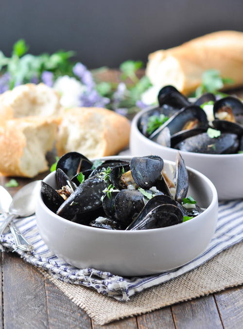 Steamed Mussels in Garlic and Herb Wine Sauce Steamed Mussels in Garlic and Herb Wine Sauce