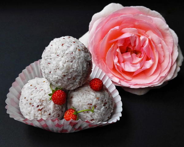 Raw Vegan Strawberry Coconut Truffles Raw Vegan Strawberry Coconut Truffles