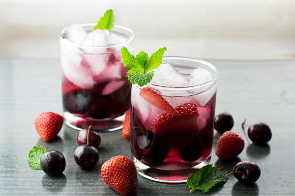Red Wine Spritzer with Cherries and Strawberries Red Wine Spritzer with Cherries and Strawberries