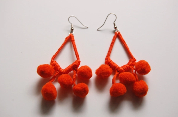 Trendy DIY Pom Pom Earrings Trendy DIY Pom Pom Earrings