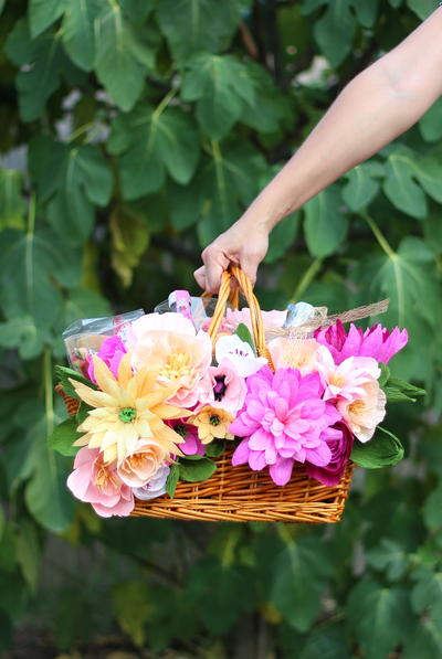 Pretty Bouquet in a Basket Pretty Bouquet in a Basket