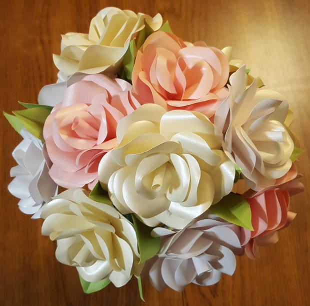 Glimmering DIY Paper Roses Glimmering DIY Paper Roses