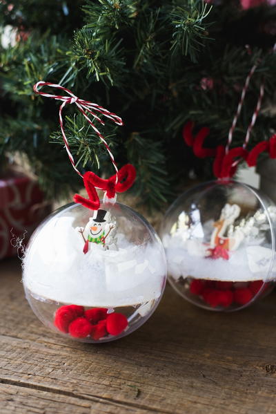 Quick and Easy DIY Snow Globe Ornament Quick and Easy DIY Snow Globe Ornament