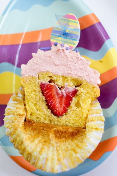 Strawberry Stuffed Cupcakes Strawberry Stuffed Cupcakes