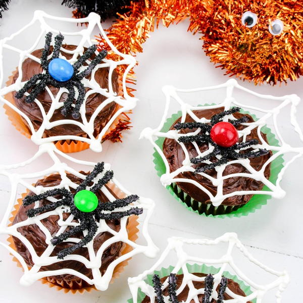 Spiderweb Cupcakes With Chocolate Spiders