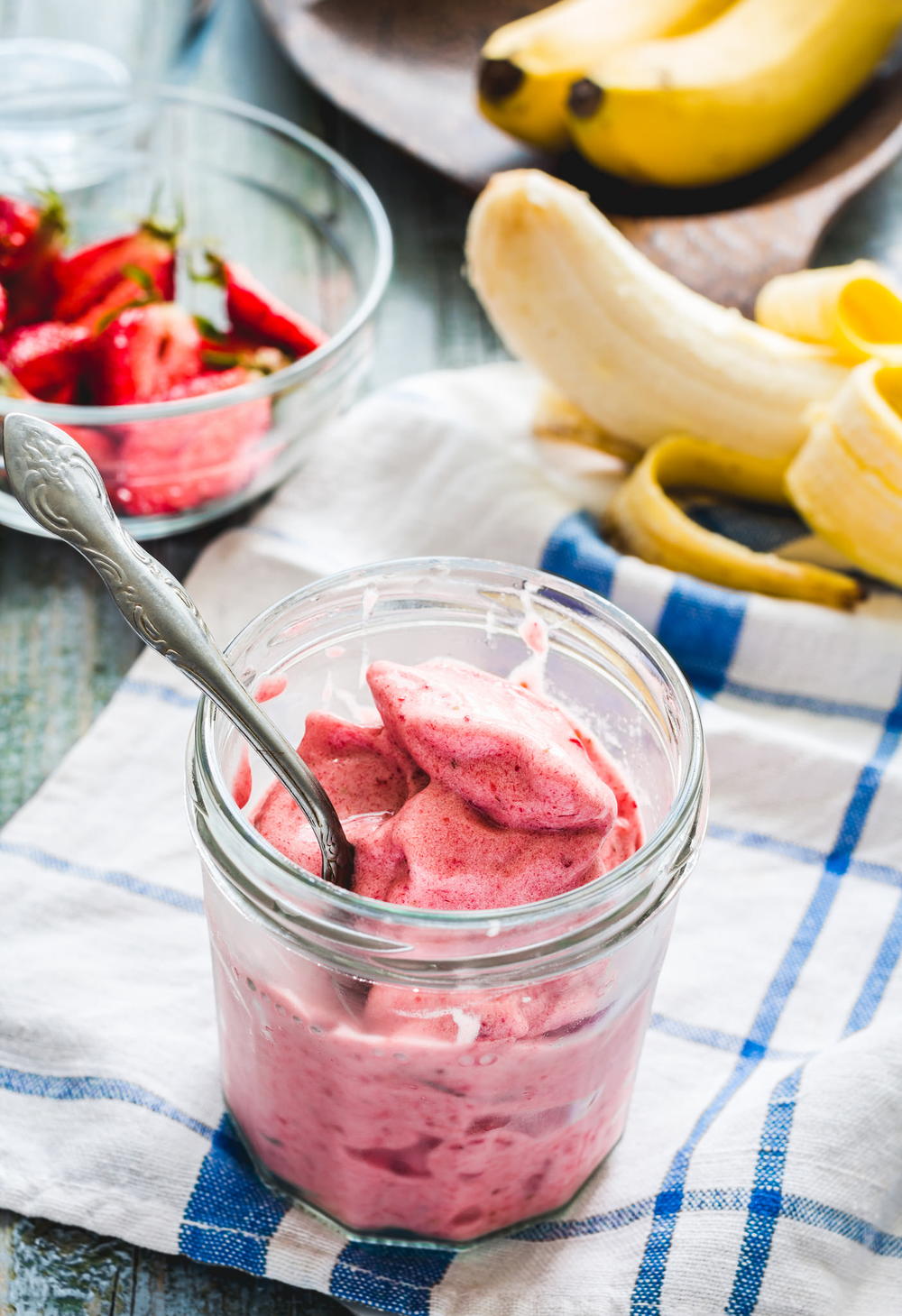 Strawberry Banana Frozen Yogurt | RecipeLion.com