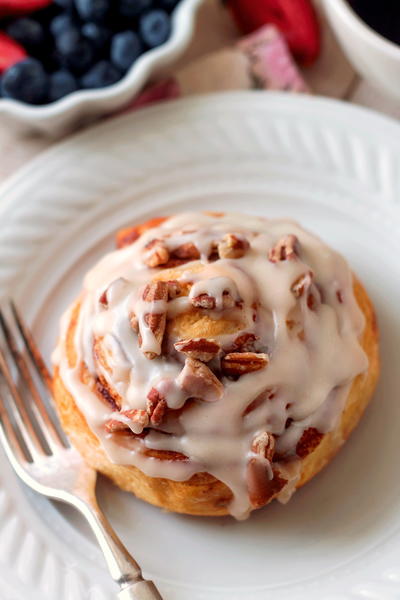 Easy Browned Butter Frosting Pecan Cinnamon Rolls Easy Browned Butter Frosting Pecan Cinnamon Rolls