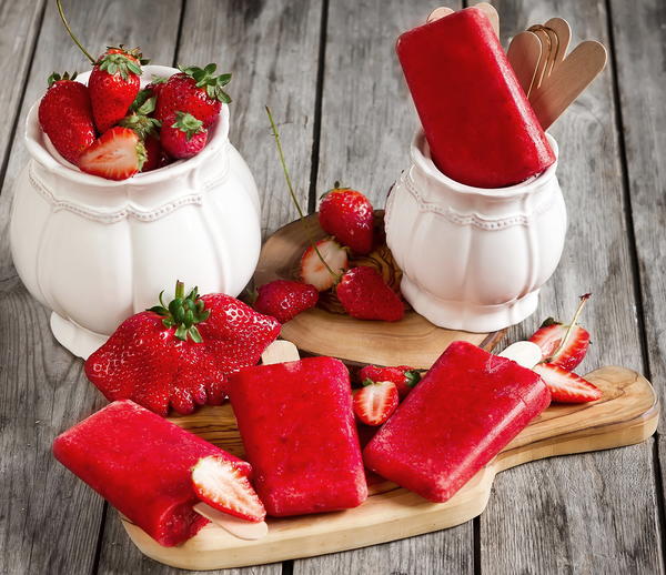 Strawberry Ice Popsicles Strawberry Ice Popsicles