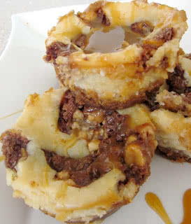 Mini Snickers Caramel Cheesecakes Mini Snickers Caramel Cheesecakes