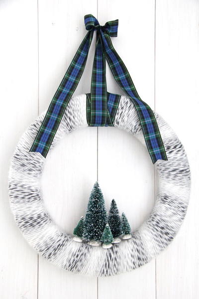 DIY Winter Yarn Wreath DIY Winter Yarn Wreath