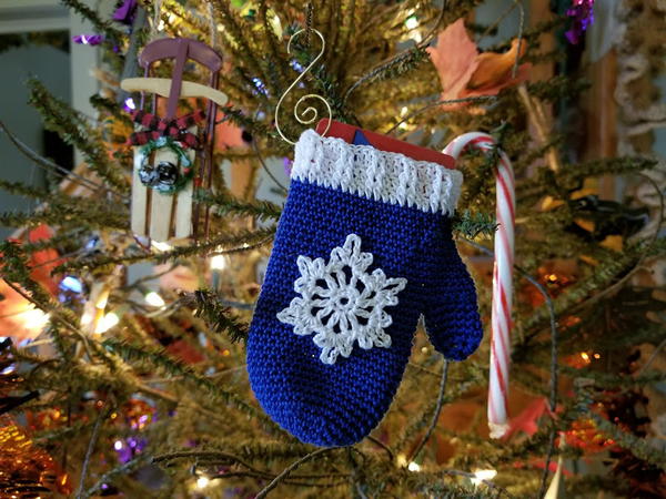 Crochet Mitten Ornament and Gift Card Holder Crochet Mitten Ornament and Gift Card Holder