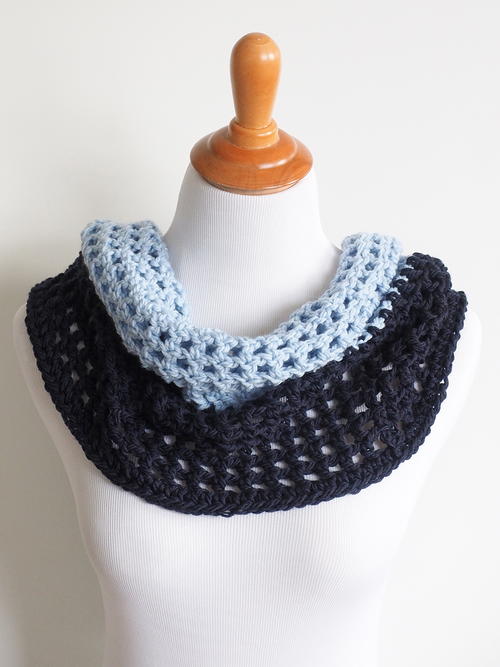 Crochet Two-Tones Infinity Cowl Crochet Two-Tones Infinity Cowl