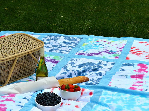 Tie-dyed T-Shirt Quilt Picnic Blanket Tie-dyed T-Shirt Quilt Picnic Blanket