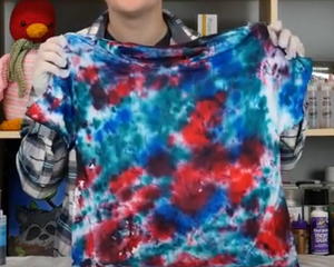Cleaning Up Tie Dye Method for Dyeing a Shirt