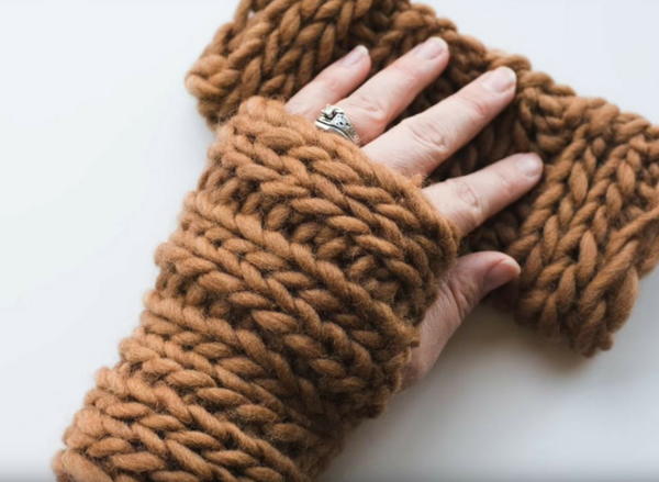 Knitted Wrist Warmer Pattern with Roving Yarn Knitted Wrist Warmer Pattern with Roving Yarn