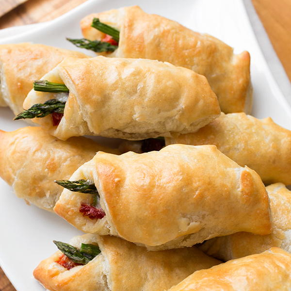 Cheesy Prosciutto-Wrapped Asparagus Puffs Cheesy Prosciutto-Wrapped Asparagus Puffs