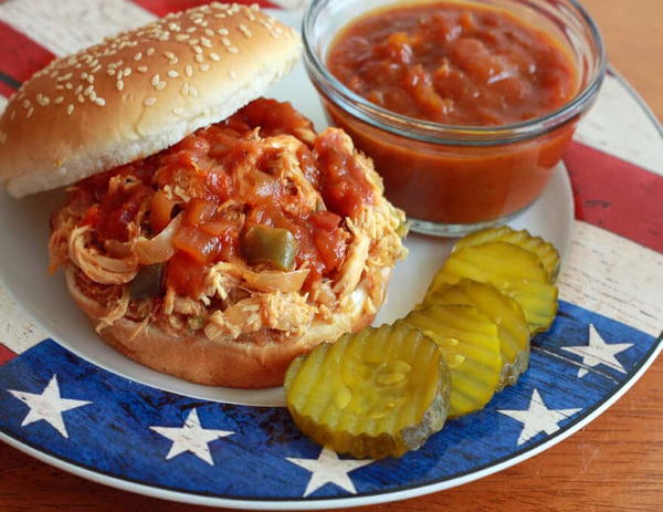 Barbecue Pulled Pork or Chicken Sandwiches Barbecue Pulled Pork or Chicken Sandwiches