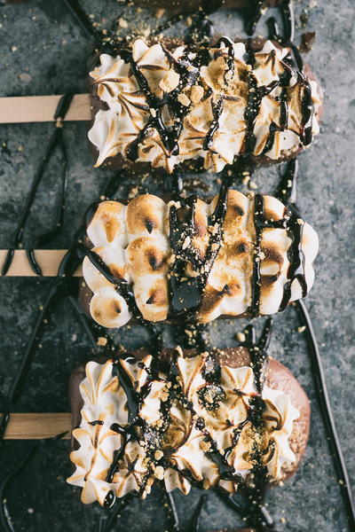 Smores Popsicles with Toasted Marshmallow Meringue S'mores Popsicles with Toasted Marshmallow Meringue