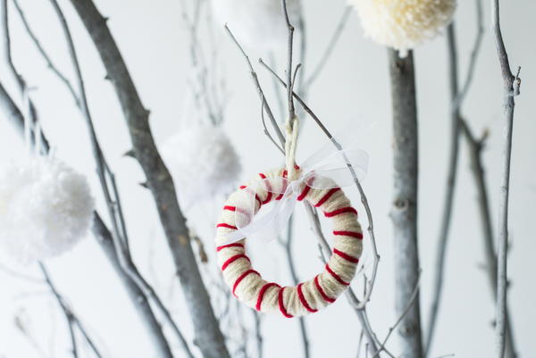 5-Minute Peppermint Yarn Wreath Ornament 5-Minute Peppermint Yarn Wreath Ornament