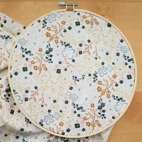 How to put fabric in a wooden screw top embroidery hoop