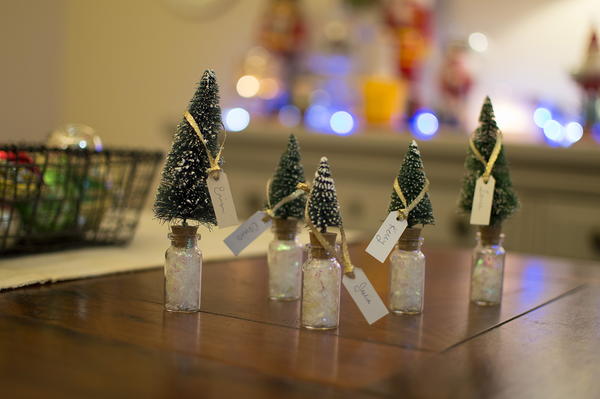 DIY Winter Bottle Brush Tree Placecard Holders DIY Winter Bottle Brush Tree Placecard Holders