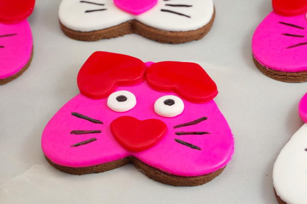 Heart-Shaped Valentine Cat Cookies