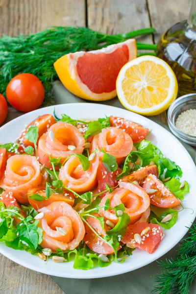 Salmon Salad with Grapefruit and Tomatoes