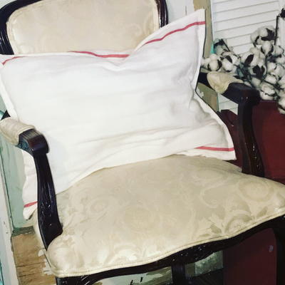 Learn How to Make the Easiest DIY No-Sew Farmhouse Pillow in less than 5 Minutes.