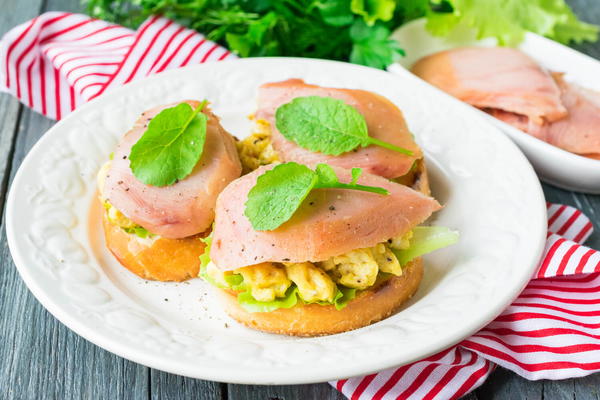 Scrambled Egg and Toast with Smoked Pink Salmon Scrambled Egg and Toast with Smoked Pink Salmon