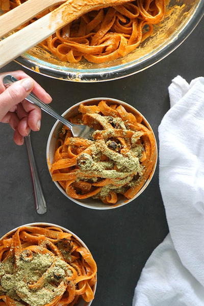 Vegan Red Pepper Pesto Fettuccini in Under 20 Minutes Vegan Red Pepper Pesto Fettuccini in Under 20 Minutes