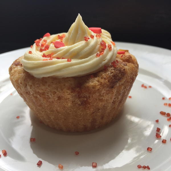 Warm Apple and Cinnamon Cupcake Warm Apple and Cinnamon Cupcake