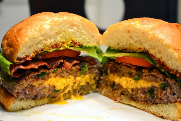 Diner-Style Jalapeno Cheddar Stuffed Burger Diner-Style Jalapeno Cheddar Stuffed Burger