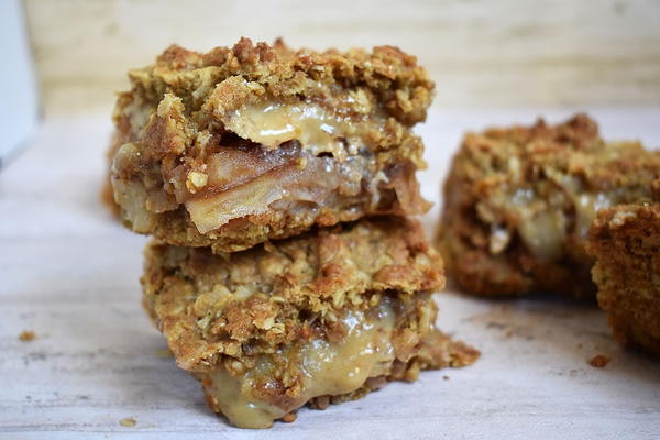 Caramel Apple Crumble Bars