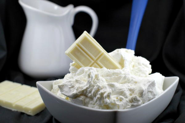 2-Ingredient White Chocolate Whipped Cream Frosting 2-Ingredient White Chocolate Whipped Cream Frosting